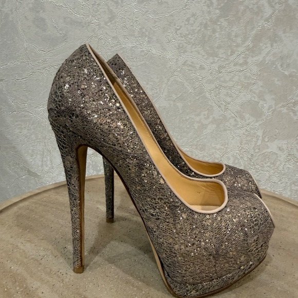 Shoes - Picture 2 of 4